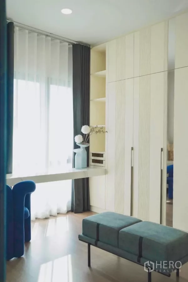 Detached House for rent in Bang Phli, Samut Prakan - Bedroom corner showing wardrobes, bench seating and natural light.