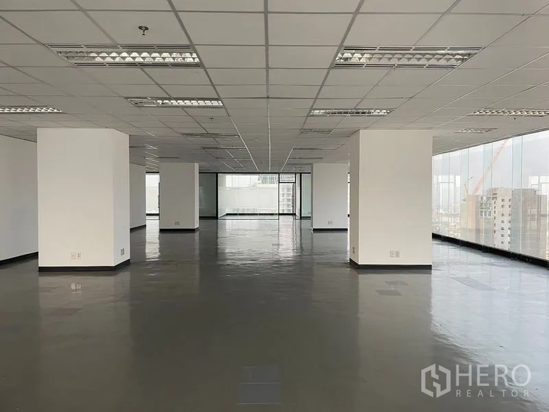 Office Space for rent in Din Daeng, Bangkok - Open-plan zone facing central windows and city views, ready for layout planning.