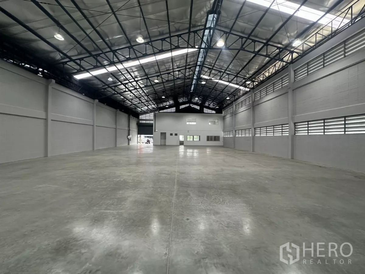 โรงงาน ให้เช่าในBang Phli, Samut Prakan - มุมมองยาวของโกดังหลังคาฉนวน มีบล็อกออฟฟิศด้านท้าย