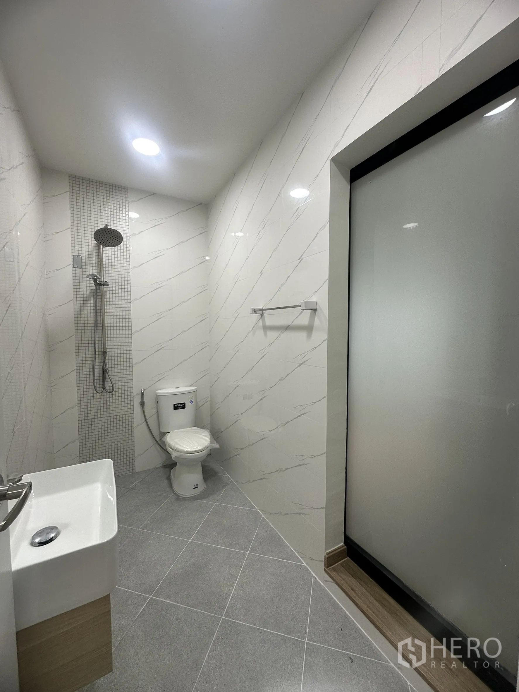 Warehouse for sale in Khlong Luang, Pathum Thani - Modern upstairs bathroom with shower set, toilet and compact vanity basin.