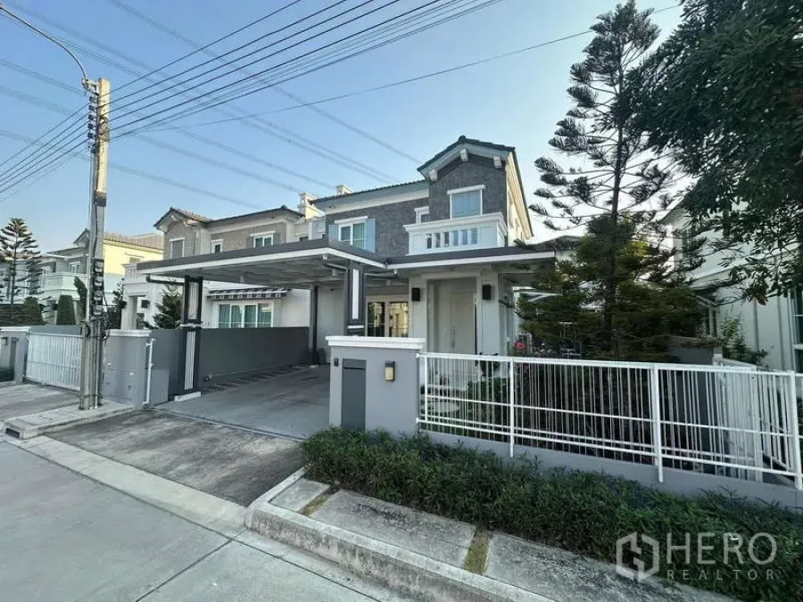 Detached House for rent in Prawet, Bangkok - Modern two-storey detached house with gated front garden and covered carport in Prawet, Bangkok.