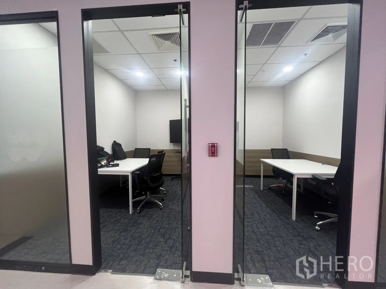 办公空间 出租在Huai Khwang, Bangkok - 两间经理室，玻璃门、白色书桌、办公椅与显示屏。