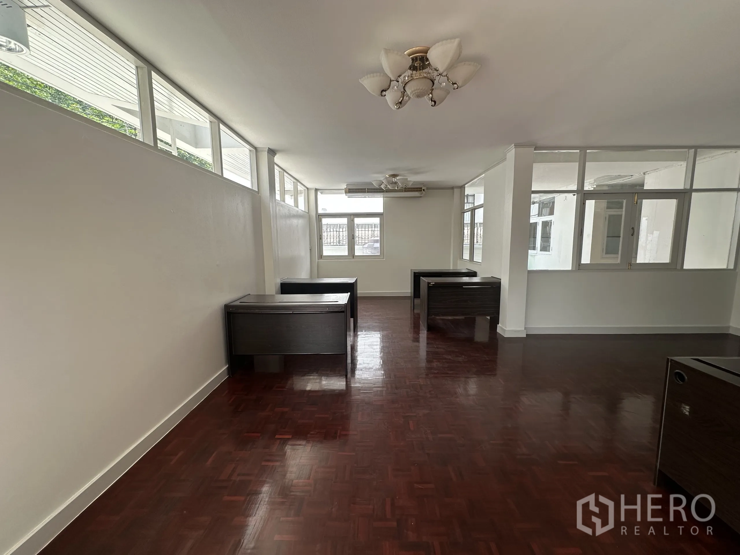 带办公室的家 出租在Watthana, Bangkok - 采光良好的开放式办公区，拼花木地板与多张办公桌。