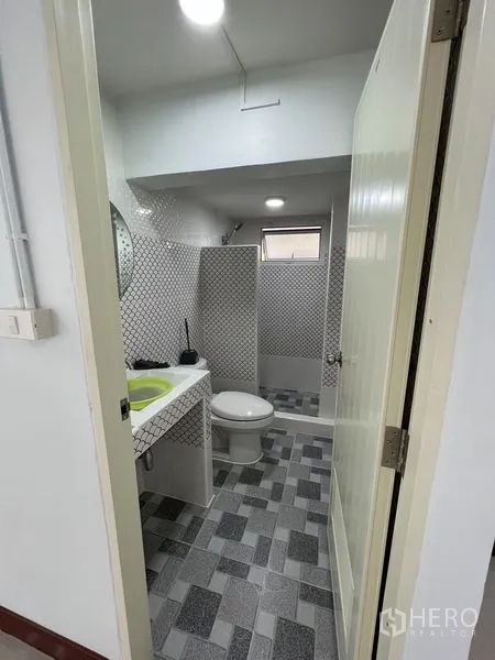 独立式住宅 出租在Khlong Toei, Bangkok - 第二卫生间，步入式淋浴区，图案瓷砖与台盆、坐便器。