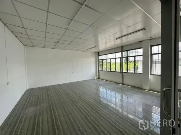 货栈 出租在Lam Luk Ka, Pathum Thani - 明亮的瓷砖办公室，落地窗采光充足，悬吊天花板设计。