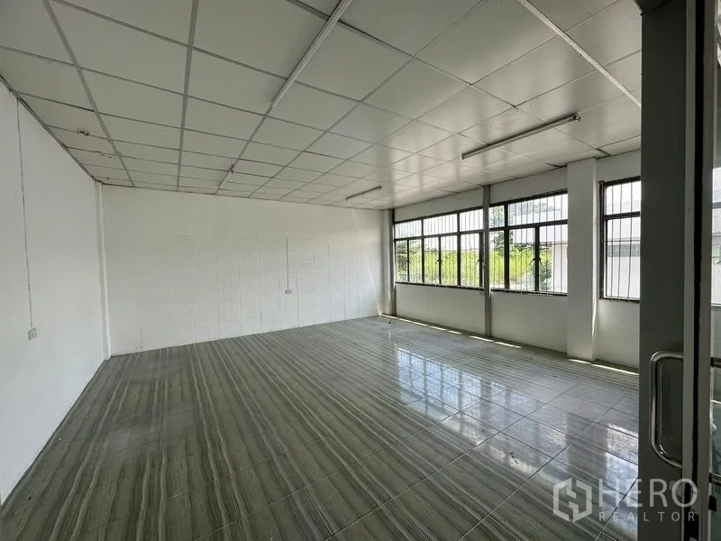 货栈 出租在Lam Luk Ka, Pathum Thani - 明亮的瓷砖办公室，落地窗采光充足，悬吊天花板设计。