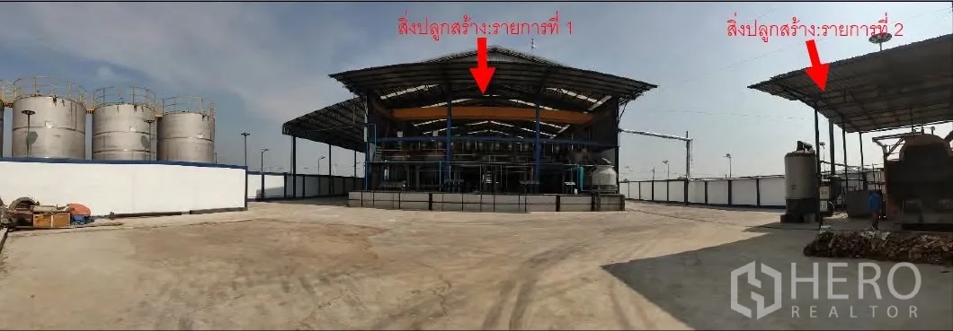 工厂 for rent or sale in Mueang Samut Sakhon, Samut Sakhon - 开阔的混凝土场地，正对有雨棚的工艺区与储罐。