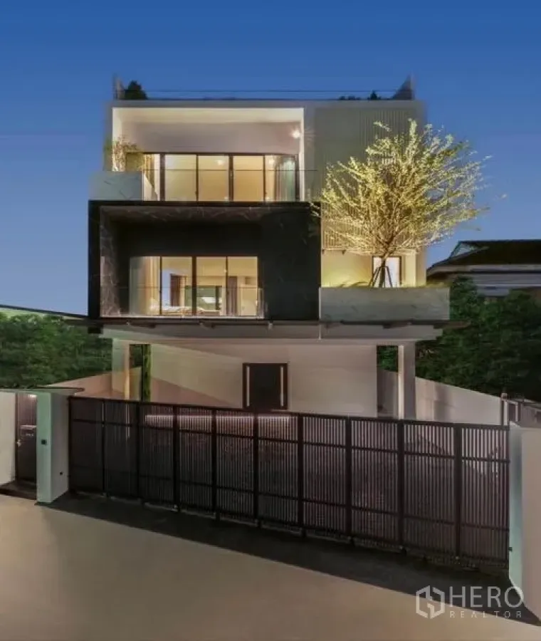 Featured image for For sale 4 Bedroom Detached House in Phra Khanong Nuea, Watthana, Bangkok BTS Ekkamai