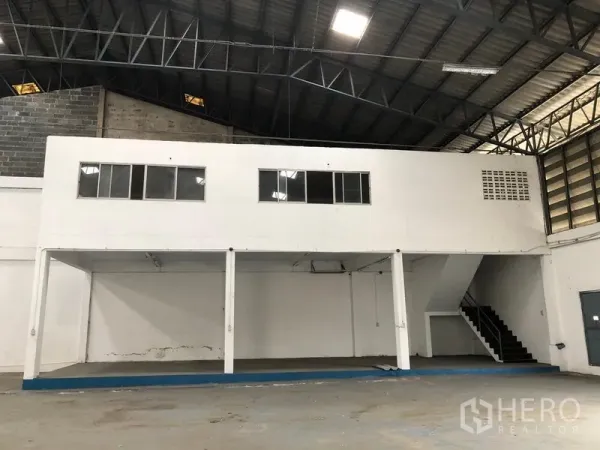 Warehouse for rent in Bang Phli, Samut Prakan - Close view of the mezzanine office block inside the warehouse, showing windows and staircase.