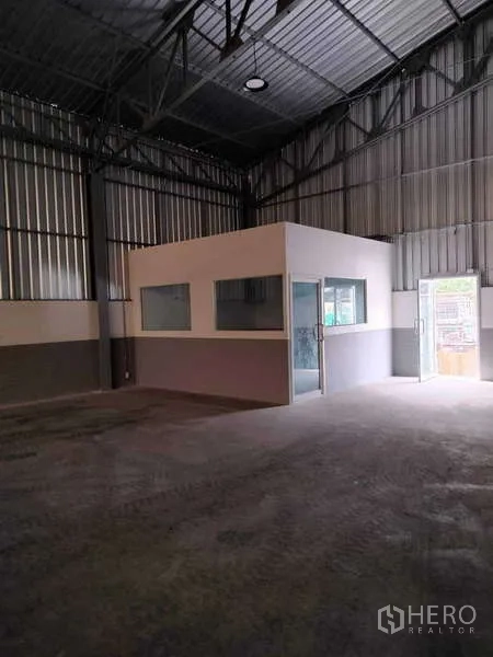 Warehouse for rent in Lat Krabang, Bangkok - Internal office box built inside the warehouse