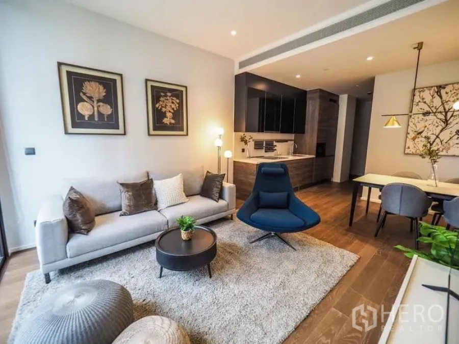 Condominium for rent in Pathum Wan, Bangkok - Contemporary lounge, dining and kitchen zone with warm wood floors and stylish furnishings.