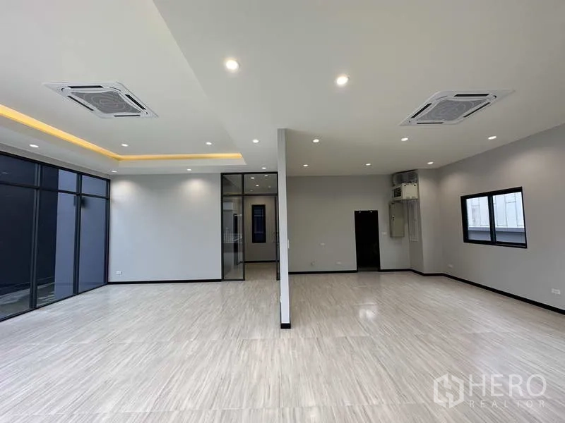 工厂 出租或出售在Lam Luk Ka, Pathum Thani - 开放式办公室，配卡式吊顶空调与大窗户。