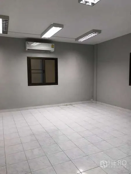 Factory for rent in Bang Phli, Samut Prakan - Air-conditioned office with tiled floor and fluorescent lighting.