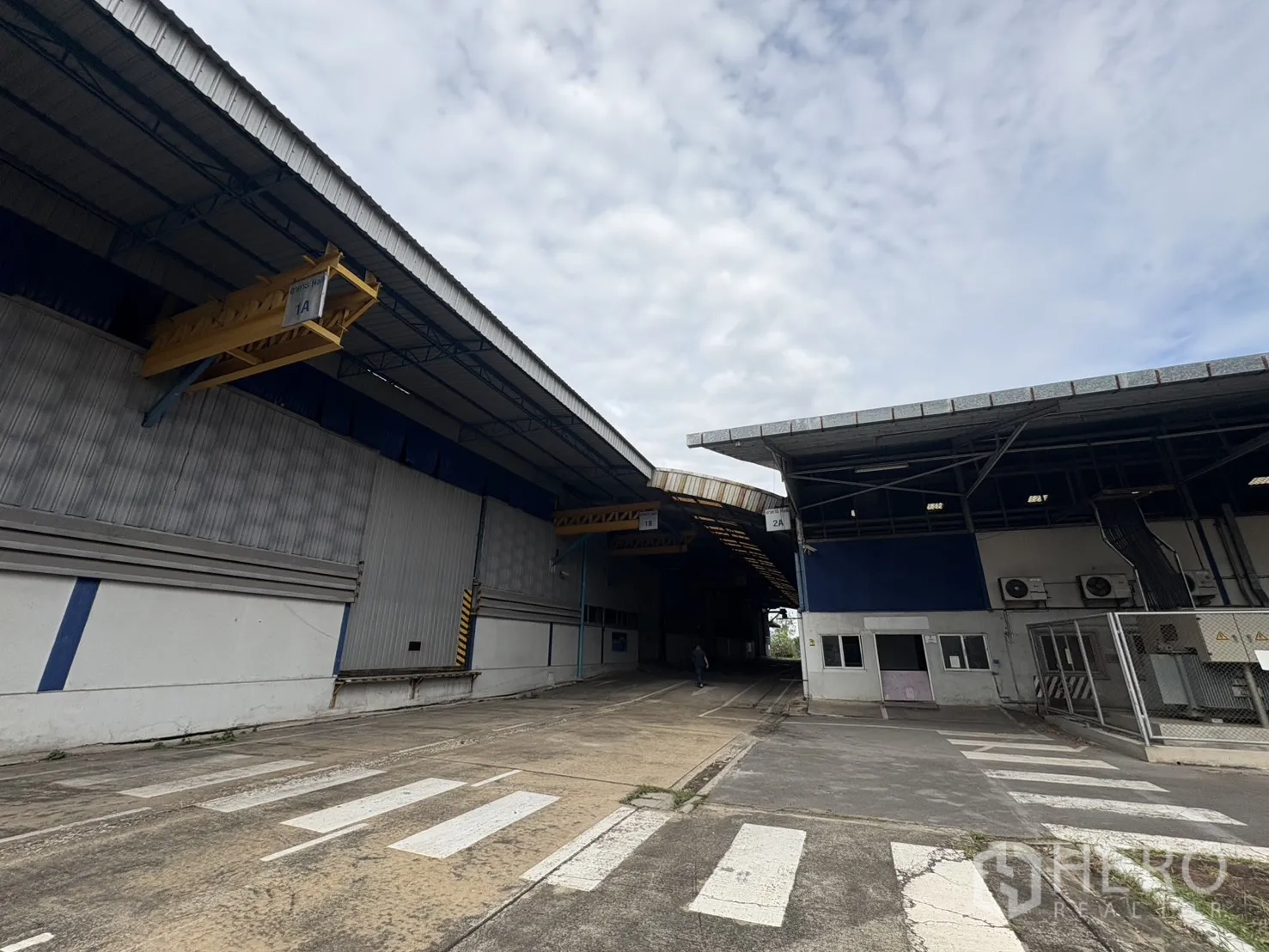 Factory for rent in Phra Pradaeng, Samut Prakan - Covered dock passage connecting production buildings within the secure compound.