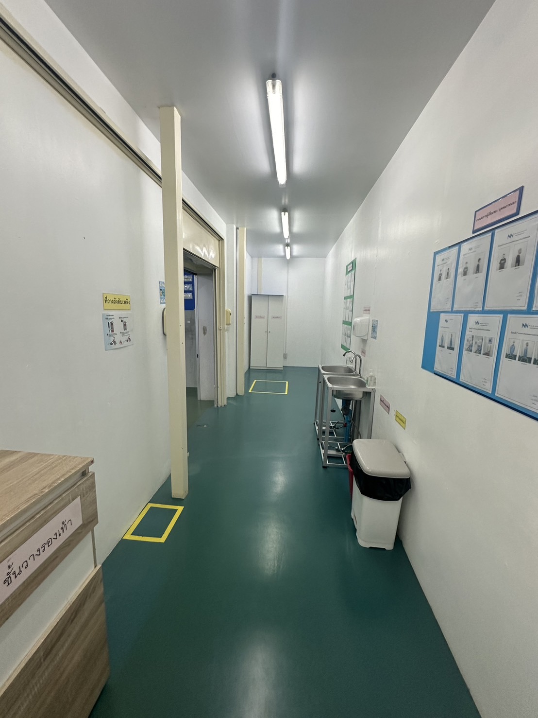 Warehouse for rent or sale in Lam Luk Ka, Pathum Thani - Clean corridor with hand-wash sinks, safety signage and marked hygiene zones.