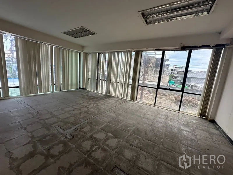 货栈 出租在Suan Luang, Bangkok - 转角房带架高活动地板与大面积窗户。