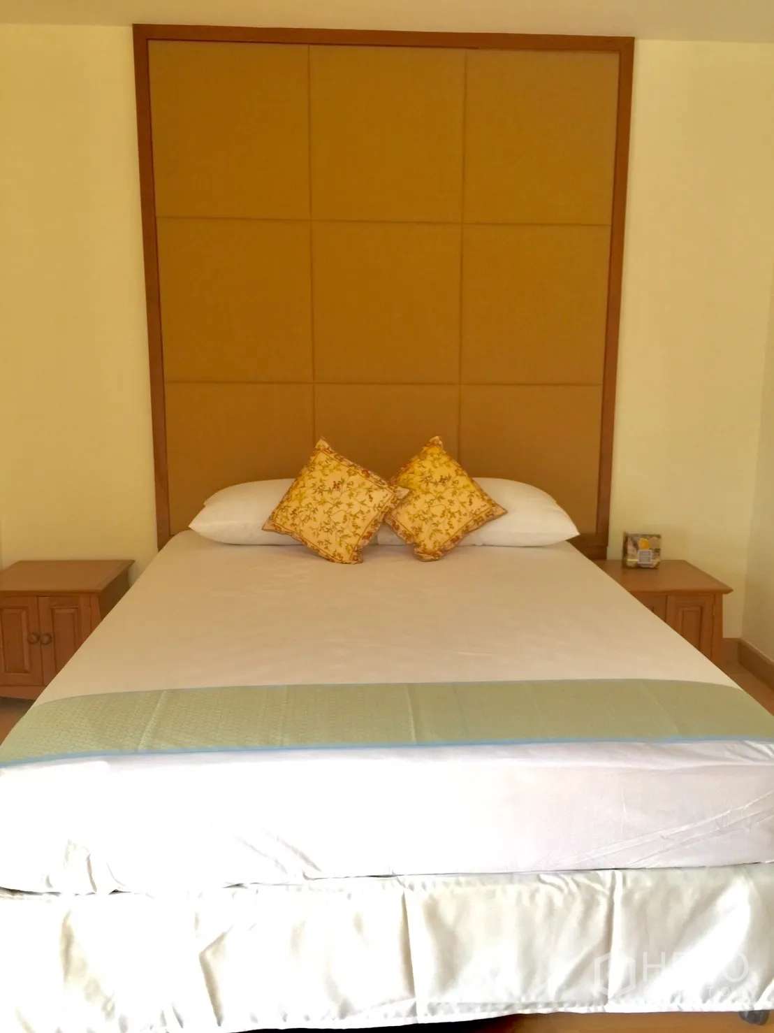 Condominium for rent in Khlong Toei, Bangkok - Third bedroom featuring padded headboard, bedside tables and warm tones.