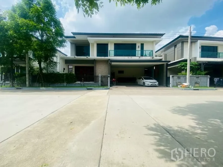 Detached House for rent in Prawet, Bangkok - Modern two-storey detached house with covered parking on a quiet street in Prawet, Bangkok.