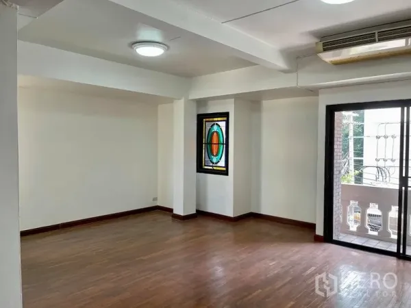 สำนักงานที่บ้าน ให้เช่าในKhlong Toei, Bangkok - พื้นที่ทำงานสว่าง พื้นไม้ หน้าต่างกระจกสี และประตูกระจกสไลด์ออกระเบียง