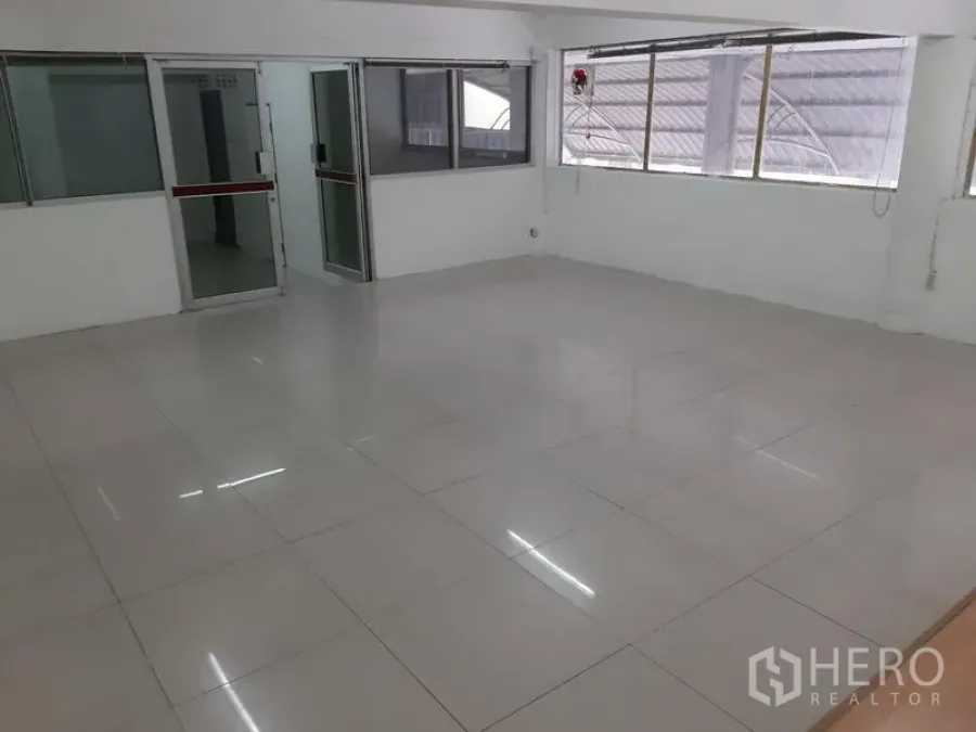 办公空间 出租在Khlong Toei, Bangkok - 开放式办公室，亮面瓷砖地、大窗与玻璃隔间