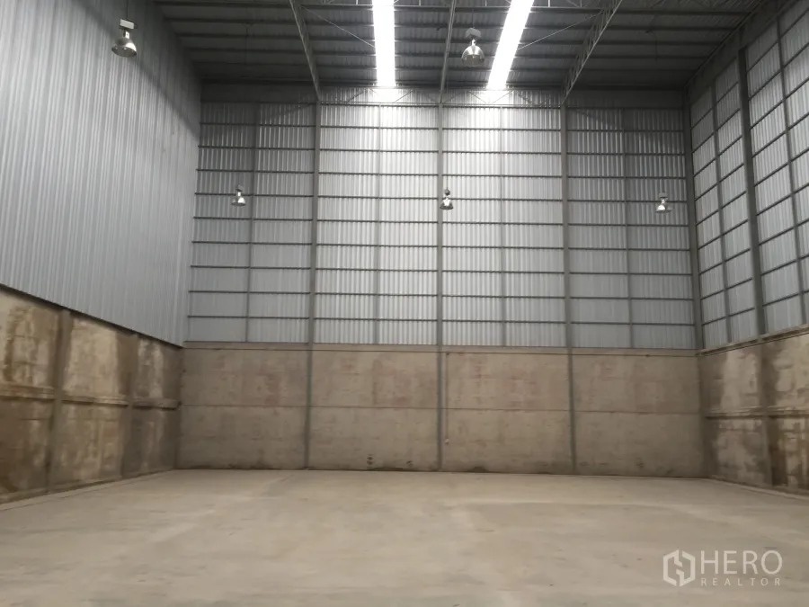货栈 出租在Lam Luk Ka, Pathum Thani - 仓库内部，12–16米钢结构高顶，混凝土地面与高位照明。