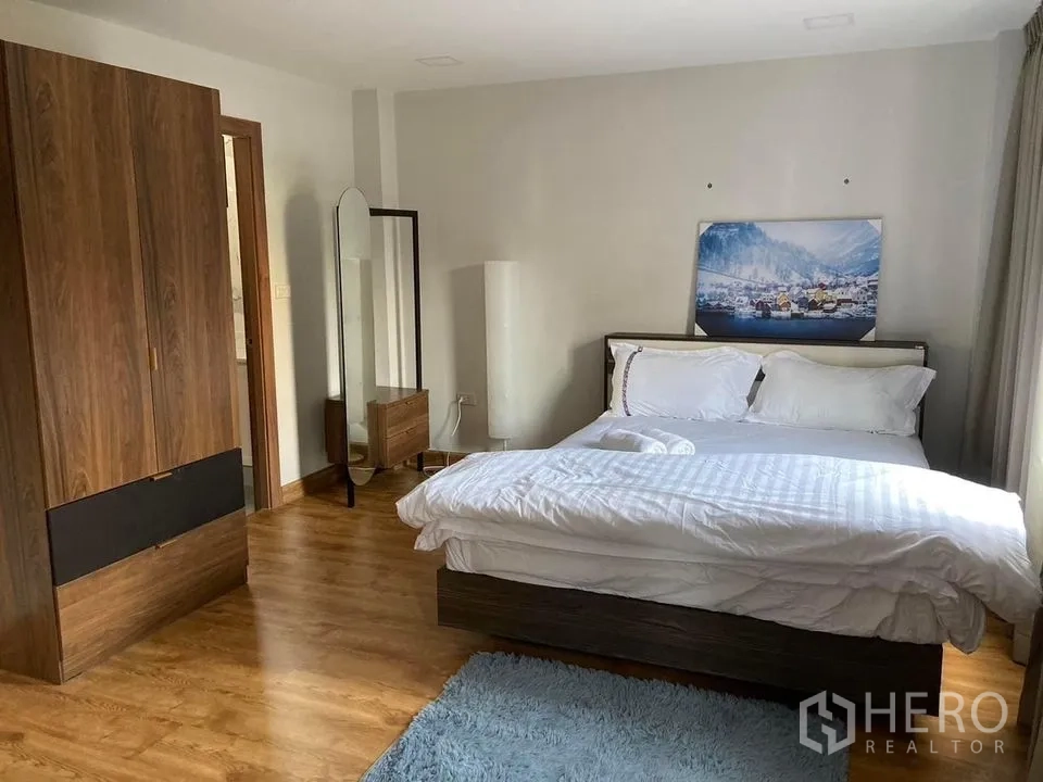 Detached House for rent in Khlong Toei, Bangkok - Spacious bedroom with wood flooring, double bed and fitted wardrobe