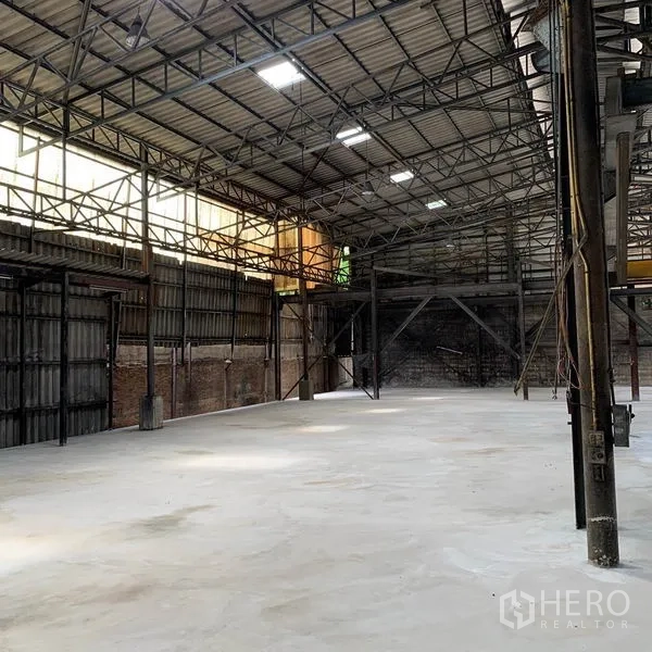 货栈 出租在Yan Nawa, Bangkok - 仓库内部，高挑钢桁架屋顶与平整混凝土地坪