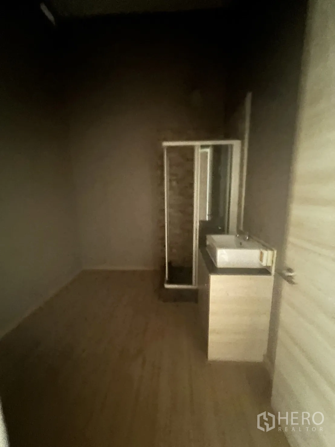 Retail Space for rent in Watthana, Bangkok - Room with a glass shower stall and countertop basin, suitable for back-of-house use.