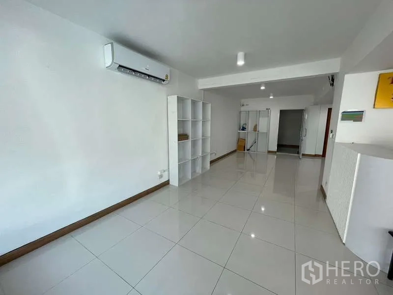 带办公室的家 出租或出售在Wang Thonglang, Bangkok - 带空调的办公区，白色置物架与亮面瓷砖地面
