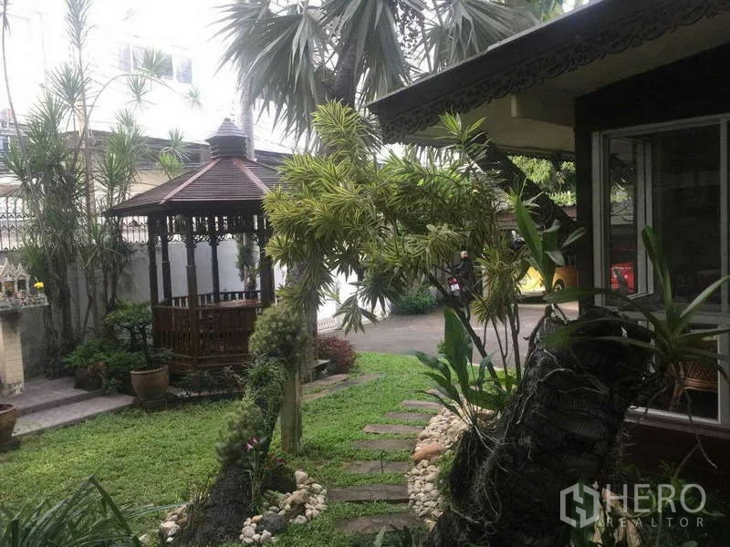 Townhouse for rent in Khlong Toei, Bangkok - Lush tropical garden with pavilion gazebo, stepping-stone path and plants.