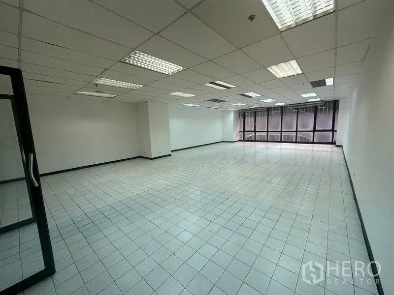 Office Space for rent in Din Daeng, Bangkok - Open work area with tiled floor, suspended ceiling and large windows.