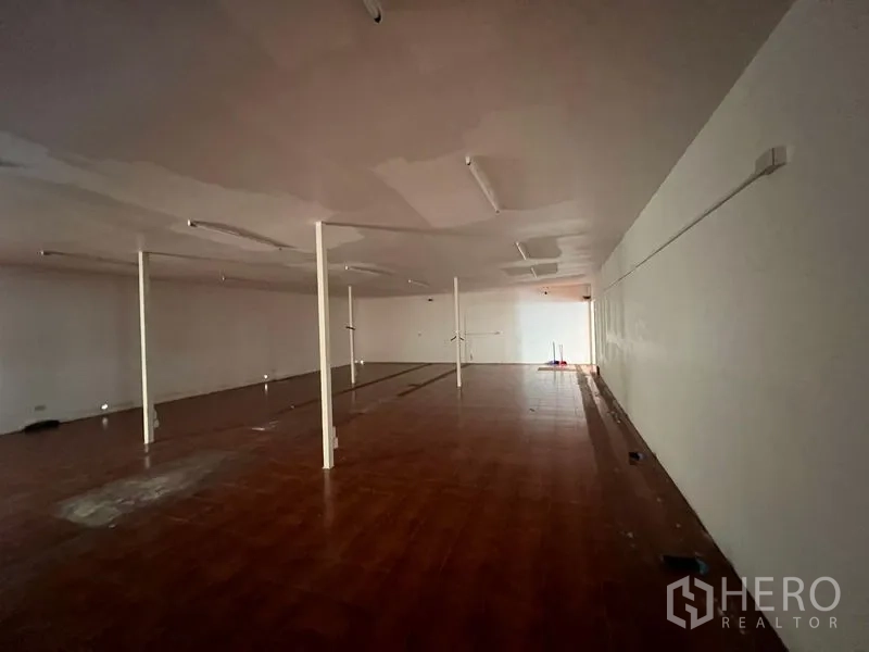 คลังสินค้า ให้เช่าในSaphan Sung, Bangkok - ห้องเก็บของปิดทึบขนาดใหญ่พร้อมไฟและเสา