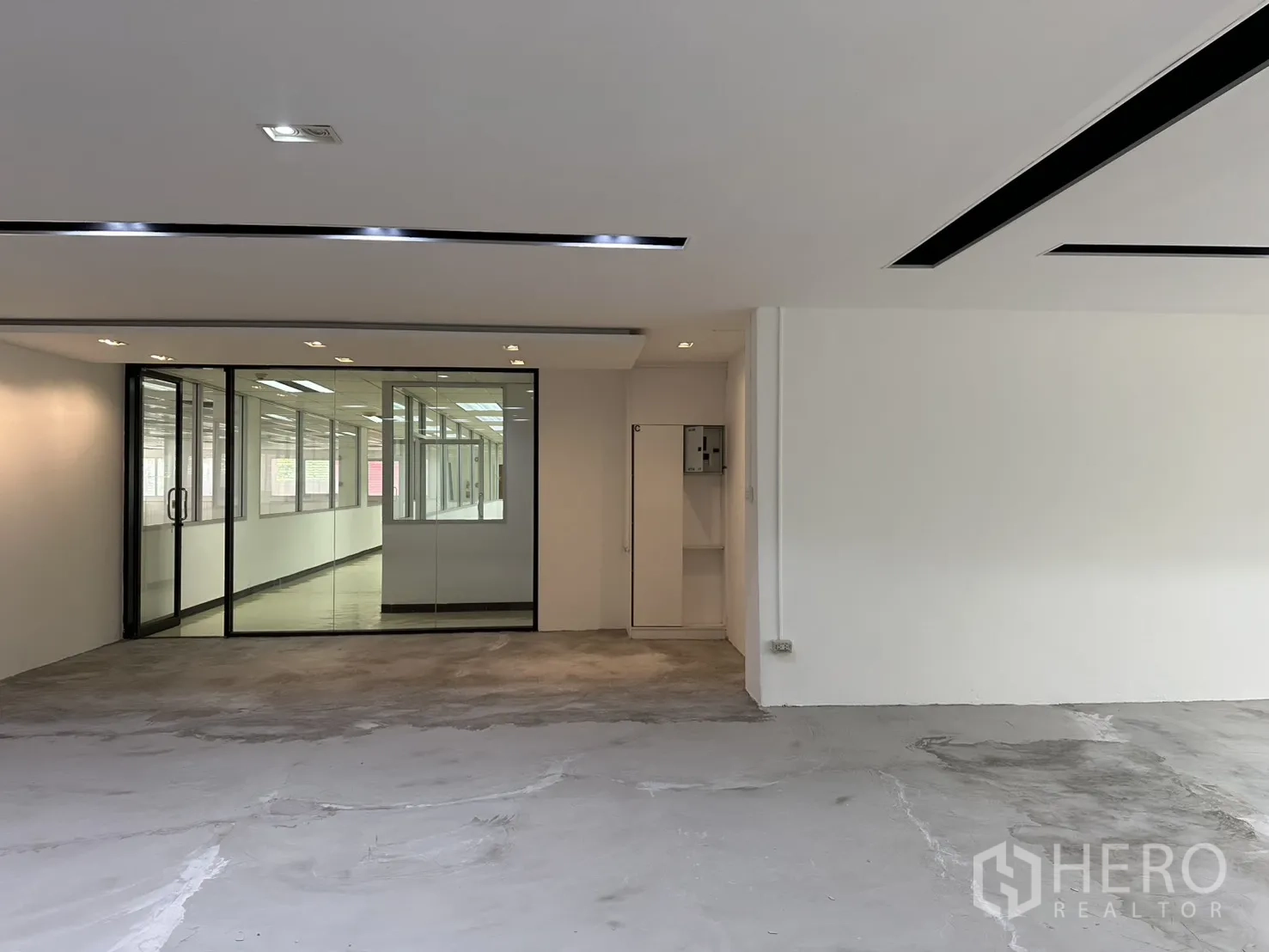 Office Space for rent in Pathum Wan, Bangkok - Workspace facing a glass-partition entrance and corridor.