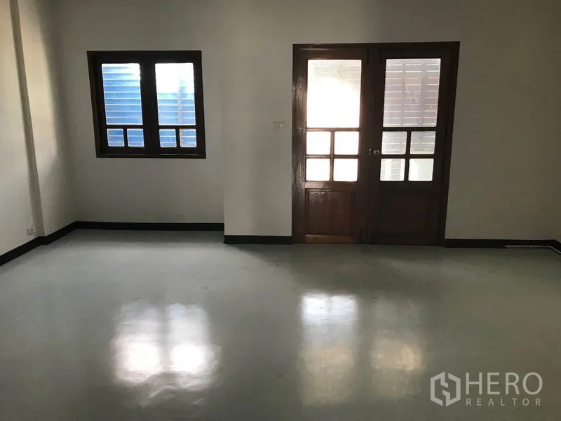 办公空间 出租在Khlong Toei, Bangkok - 开放式办公区，配窗户与木质双开门，便于二次装修。