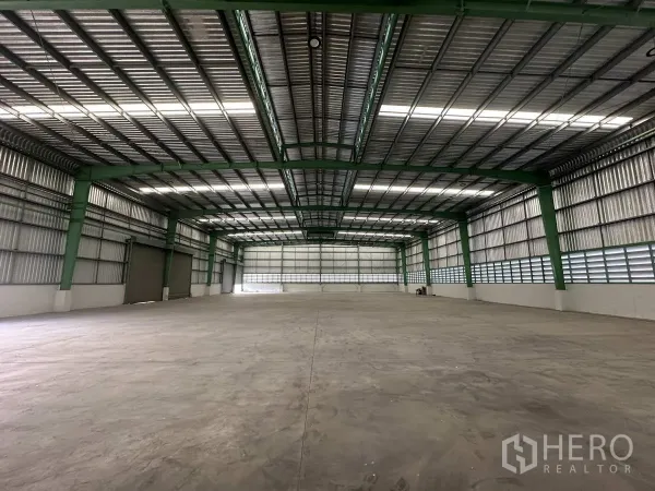 工厂 出租在Mueang Samut Prakan, Samut Prakan - 仓库内部朝端墙视角，多个卷门，通透无柱空间。