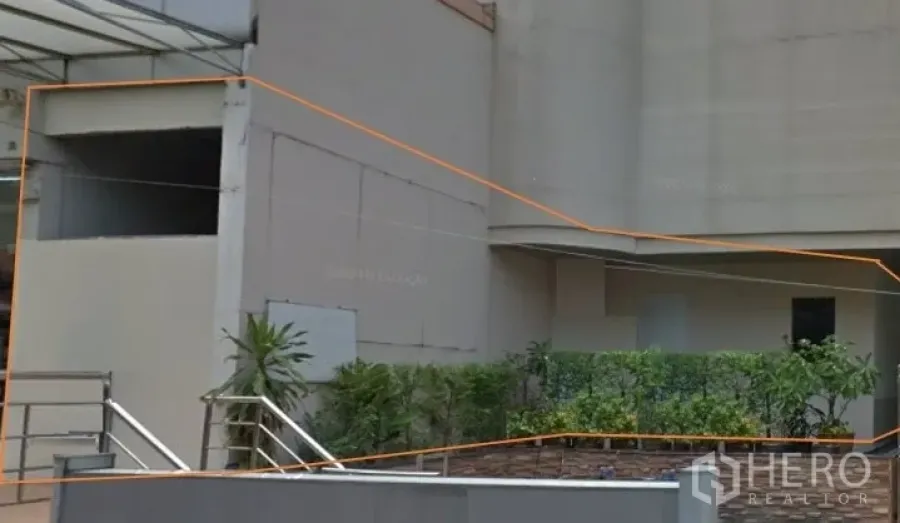 Retail Space for rent in Khlong Toei, Bangkok - Ground-floor retail frontage in Khlong Toei featuring a raised outdoor terrace with planters, stainless handrails, and a modern building facade.