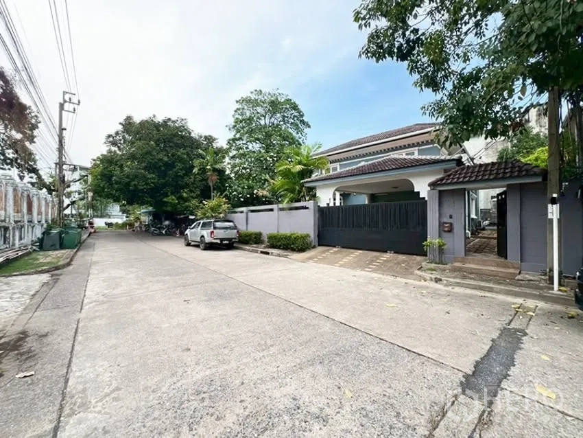 Featured image for 出租 5 卧室 独栋房屋 在 邦查克 帕卡侬 曼谷 BTS 坚果上