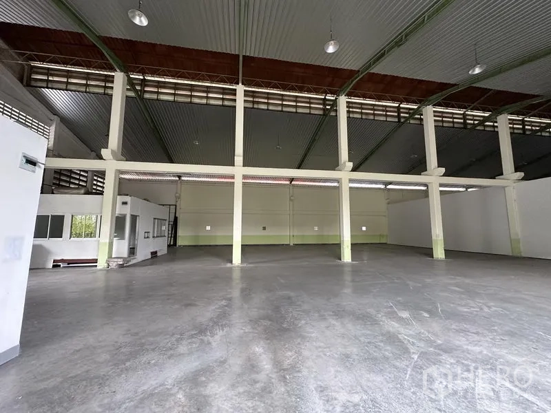 Warehouse for rent in Lat Krabang, Bangkok - Spacious high‑ceiling warehouse interior with polished concrete floor, steel columns and ample lighting.
