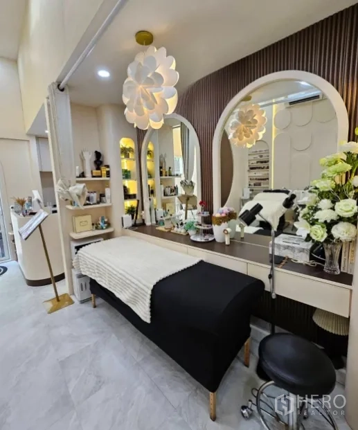Retail Space for rent in Watthana, Bangkok - Beauty treatment bench with twin mirrors, pendant lights and storage shelves.