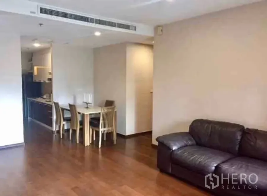 Condominium for rent in Khlong Toei, Bangkok - Open-plan dining area with a four-seat table beside the lounge and access to the kitchen.