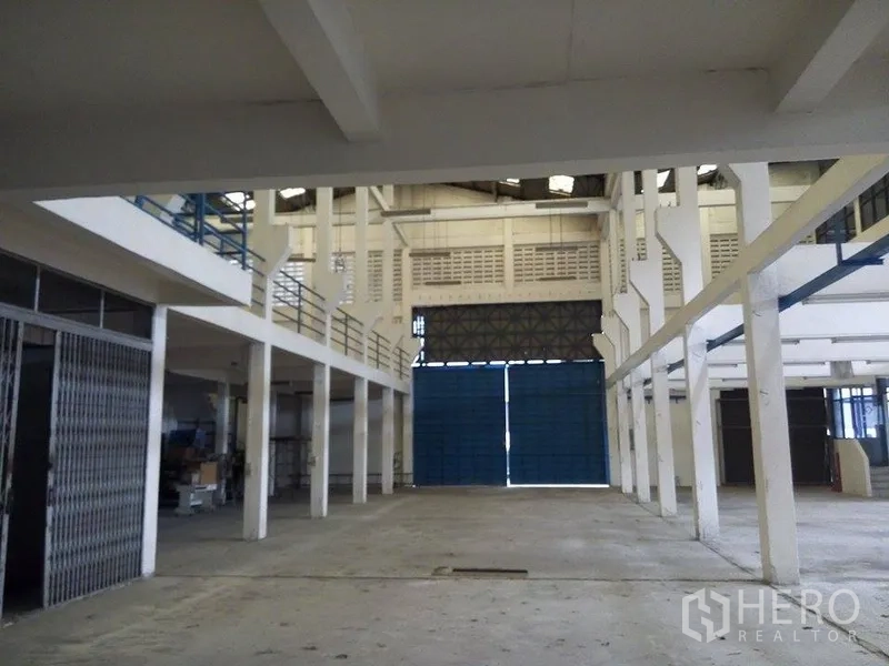 货栈 出租在Min Buri, Bangkok - 开放式仓库地面，面向大型蓝色装卸门与夹层走道。