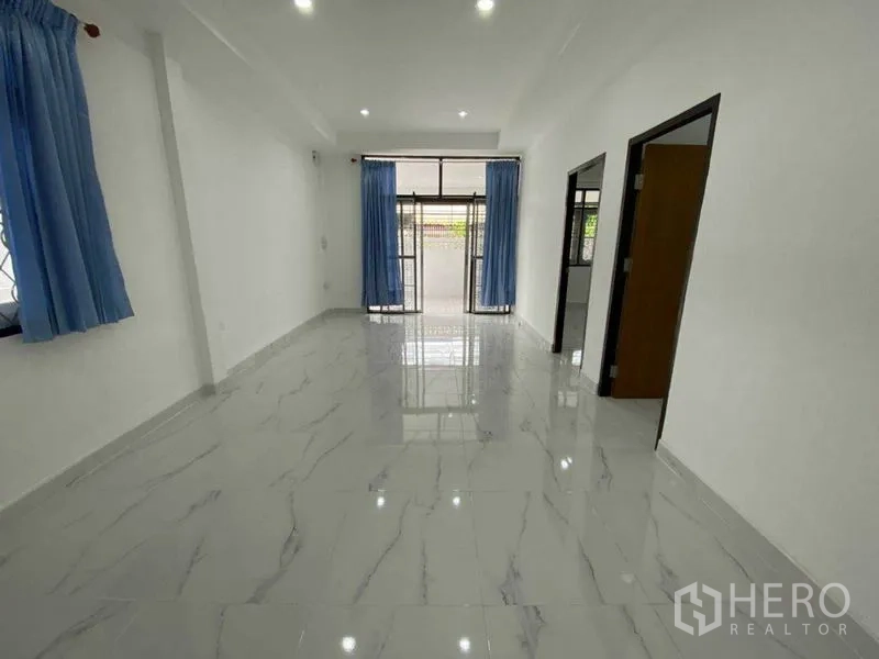 Detached House for rent in Huai Khwang, Bangkok - Open-plan living area facing the front patio with wide sliding doors.