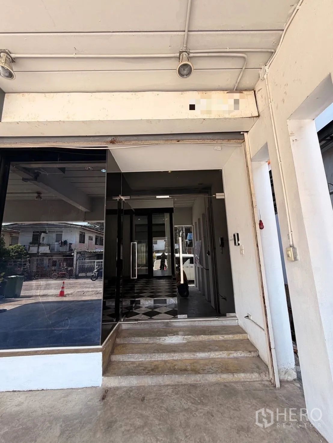 带办公室的家 for rent in Huai Khwang, Bangkok - 正门入口带台阶与镜面玻璃立面，通向大堂。