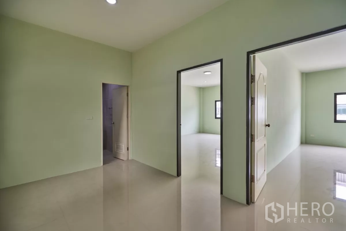 Factory for rent in Mueang Samut Sakhon, Samut Sakhon - Large upstairs office with wide window and internal viewing window to factory floor.