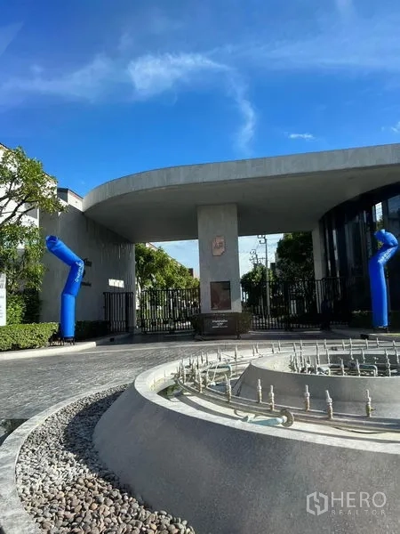 联排别墅 出租在Saphan Sung, Bangkok - 社区入口大门，安保岗亭与喷泉环岛。