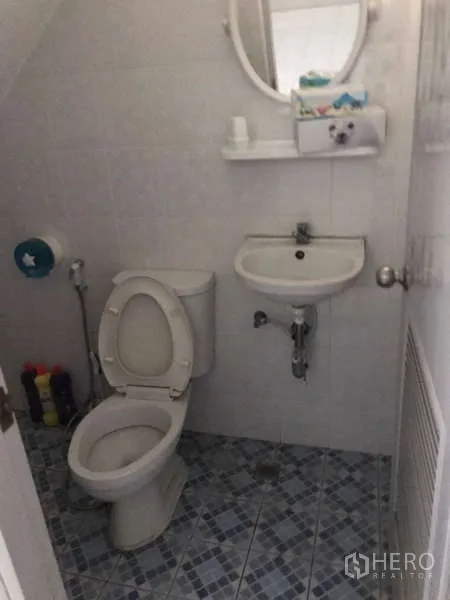 Factory for rent in Bang Phli, Samut Prakan - Compact restroom with toilet, basin and mirror.