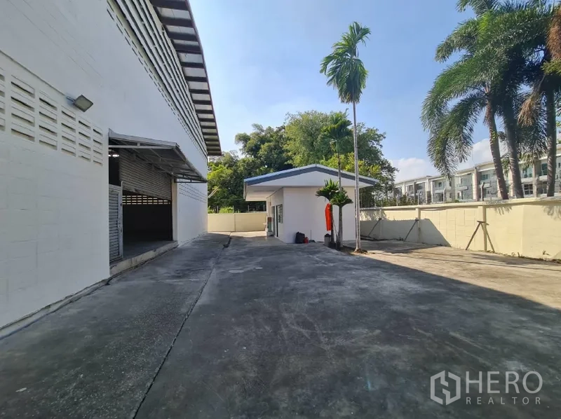 货栈 出租在Khlong Toei, Bangkok - 建筑侧车道，带小屋与绿化