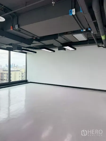 Office Space for rent in Din Daeng, Bangkok - Corner office area with large glazing, polished floors and abundant natural light.
