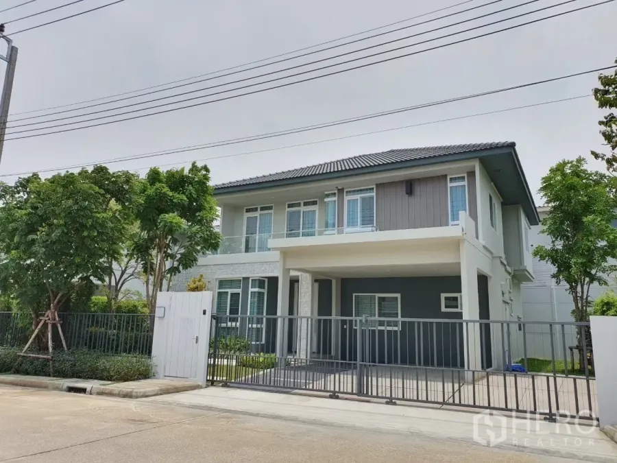Detached House for rent in Prawet, Bangkok - Front exterior of a two-storey detached house with sliding gate and driveway.