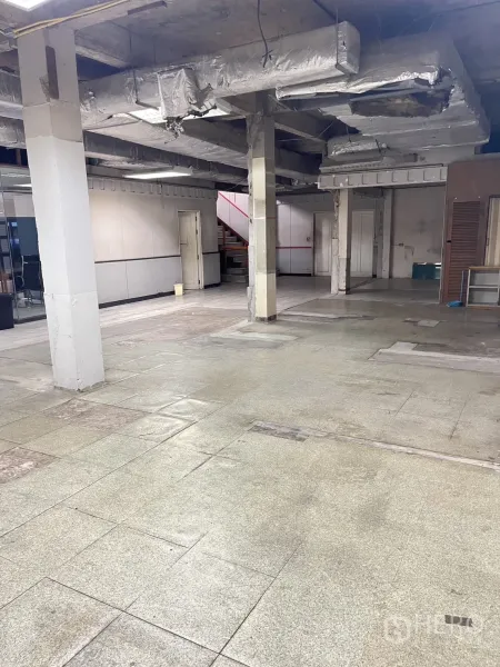 货栈 出租在Huai Khwang, Bangkok - 开放式储存区，外露风管与立柱，耐用地面。